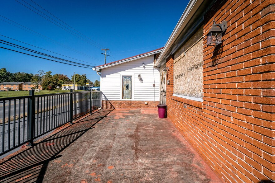 More Photos Of 2323 W Main St, Waynesboro General Retail For Sale