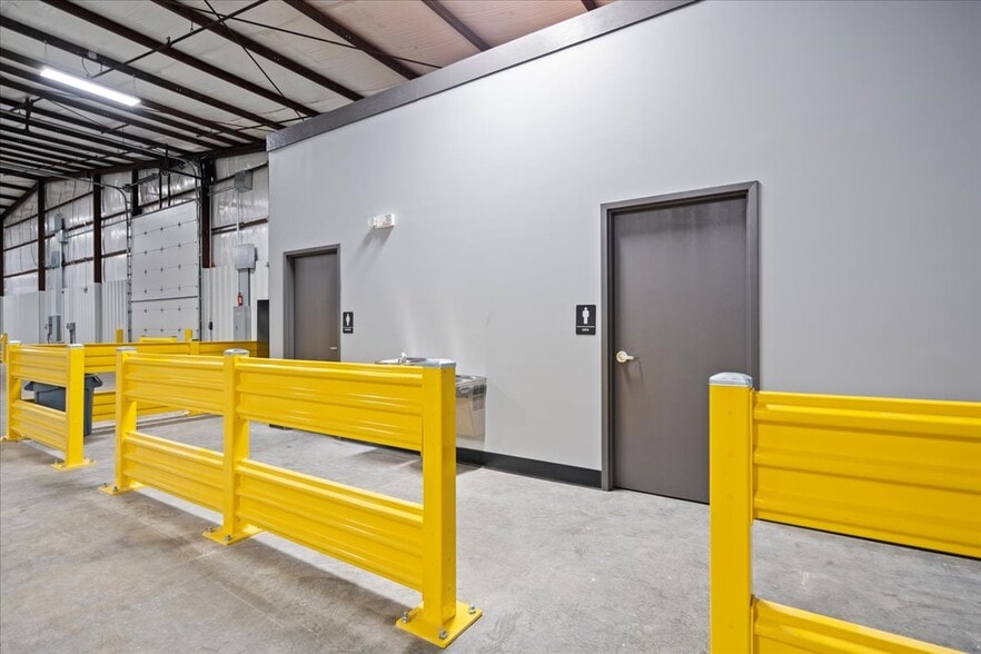 More Photos Of 223 W Pearl St, Lamar Industrial For Lease