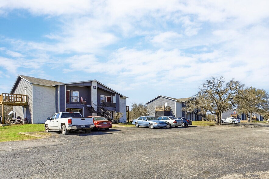 More Photos Of 1105 Westwood Ln, Giddings Apartments For Sale