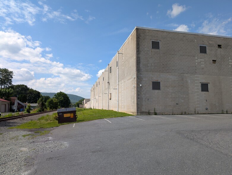 More Photos Of 40 S Third St, Walnutport Warehouse For Lease