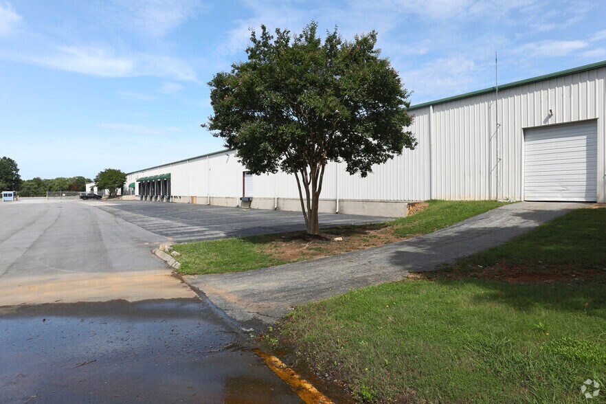 More Photos Of 154 Metro Ct, Greer Distribution For Lease