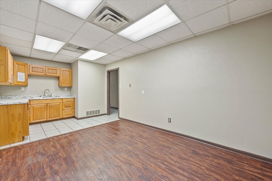 More Photos Of 905 E Broad St, Forney Manufacturing For Lease