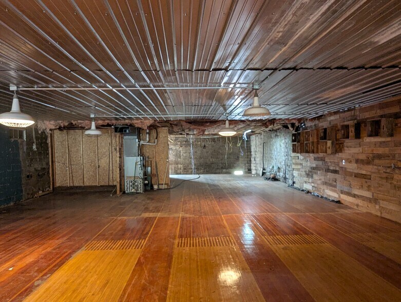 More Photos Of 122 N Main St, Washington General Retail For Lease