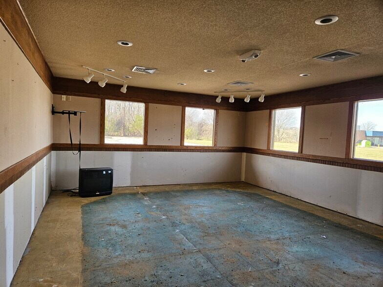 More Photos Of 3199 Bay Rd, Saginaw Restaurant For Lease