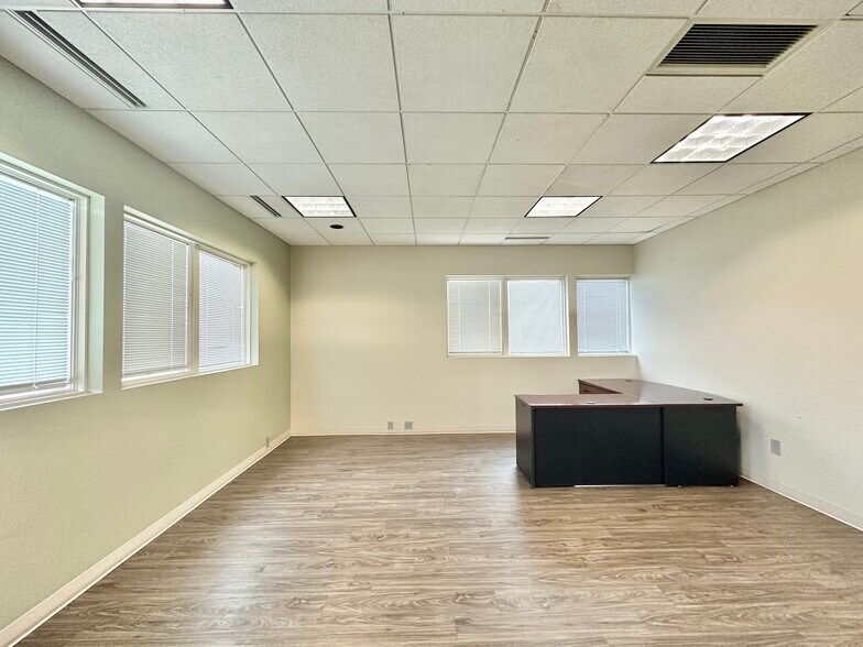 More Photos Of 9711 Valparaiso Dr, Munster Medical For Lease