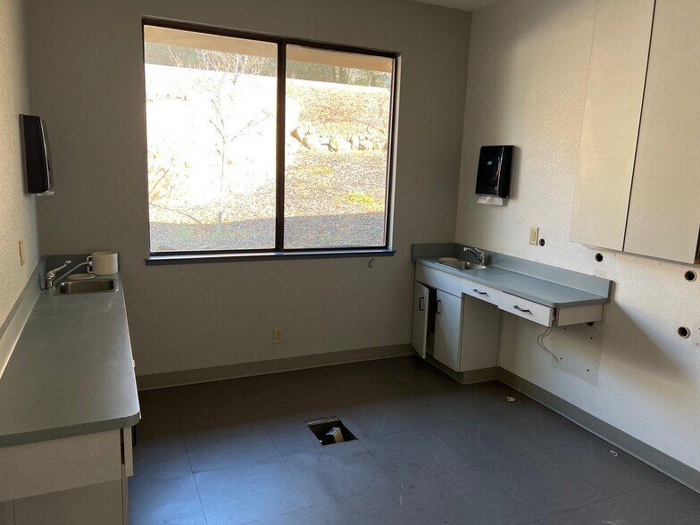 More Photos Of 10618 Combie Rd, Auburn Healthcare For Lease