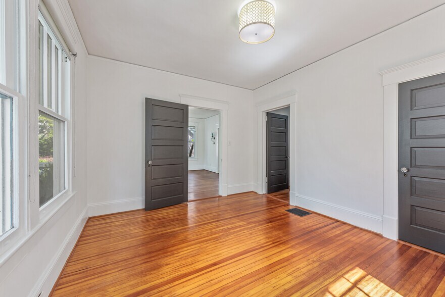 More Photos Of 221 E Kingston Ave, Charlotte Office Residential For Sale