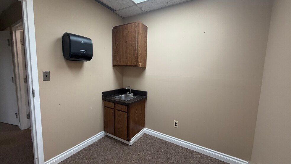 More Photos Of 10533-10535 Farmington Rd, Livonia Medical For Lease