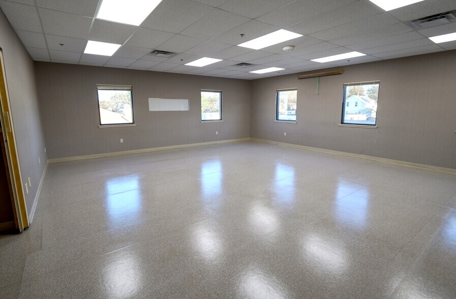 More Photos Of 1235 Boston Rd, Springfield Veterinarian Kennel For Lease