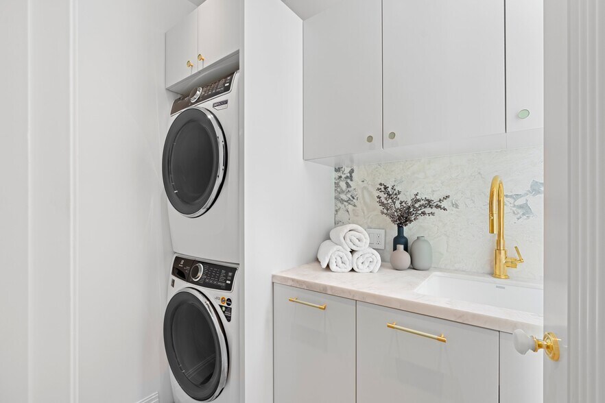 More Photos Of 255 Royal Poinciana Way, Palm Beach Storefront Retail Residential For Sale