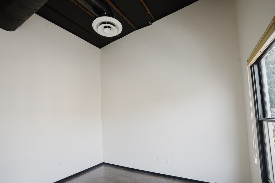 More Photos Of 10 Plaza Sq, Orange Storefront Retail Office For Lease