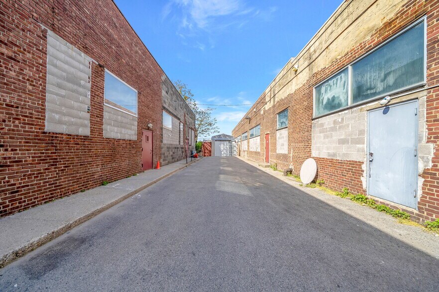 More Photos Of 111 Madison Ave, Hempstead Warehouse For Sale