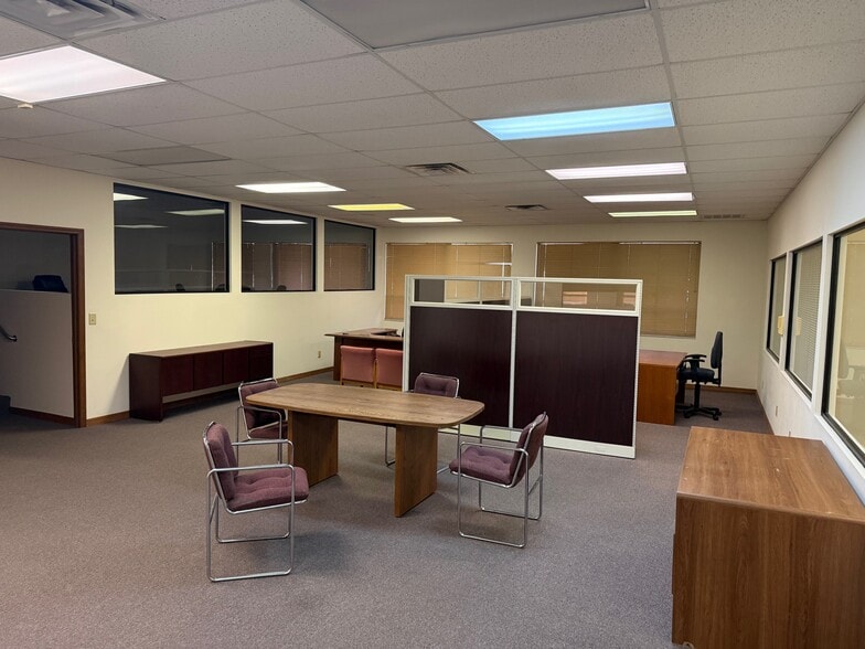 More Photos Of 4190 Corporate Ct, Palm Harbor Warehouse For Lease