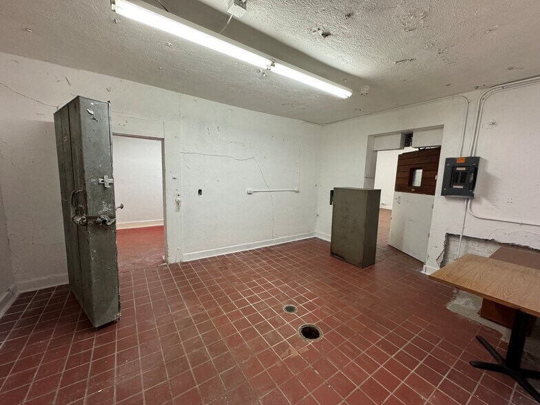 More Photos Of 2941 Moose Trl, Elkhart Manufacturing For Sale