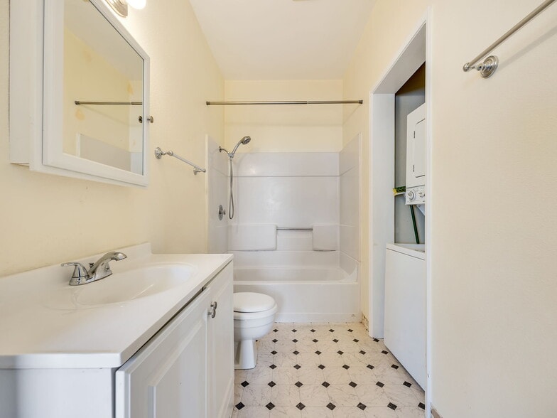 More Photos Of 1178 Franklin Ave, Astoria Office For Sale