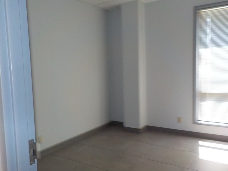 More Photos Of 3700 N 10th St, McAllen Office For Lease