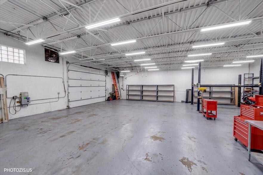 More Photos Of 4257 W Montrose Ave, Chicago Flex For Sale