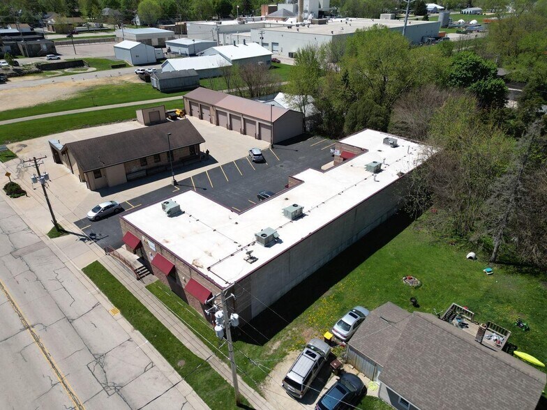 More Photos Of 219 Main St, Pecatonica Freestanding For Sale