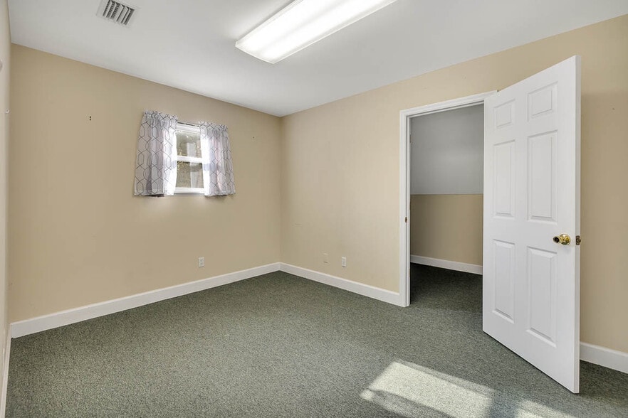 More Photos Of 124 Chapel Crossing Rd, Brunswick Office For Lease