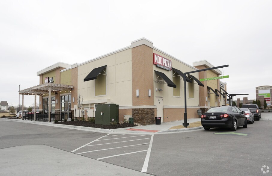 More Photos Of 5303-5315 NE Antioch Rd, Kansas City Freestanding For Lease