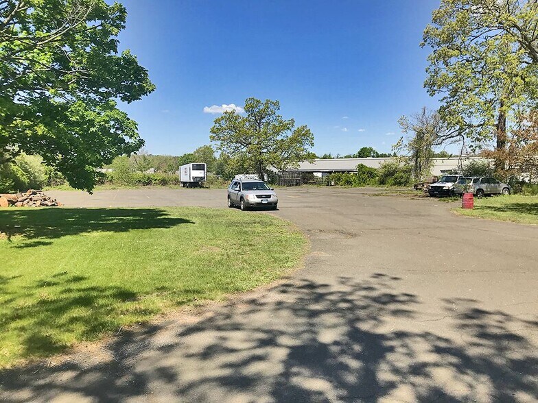 More Photos Of 70 Stoddard Ave, North Haven Warehouse For Lease