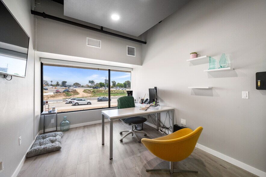 More Photos Of 800 E Dyer Rd, Santa Ana Showroom For Sale