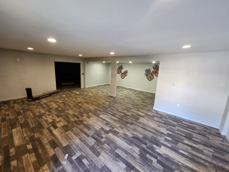 More Photos Of 1320 White St SW, Atlanta Showroom For Lease