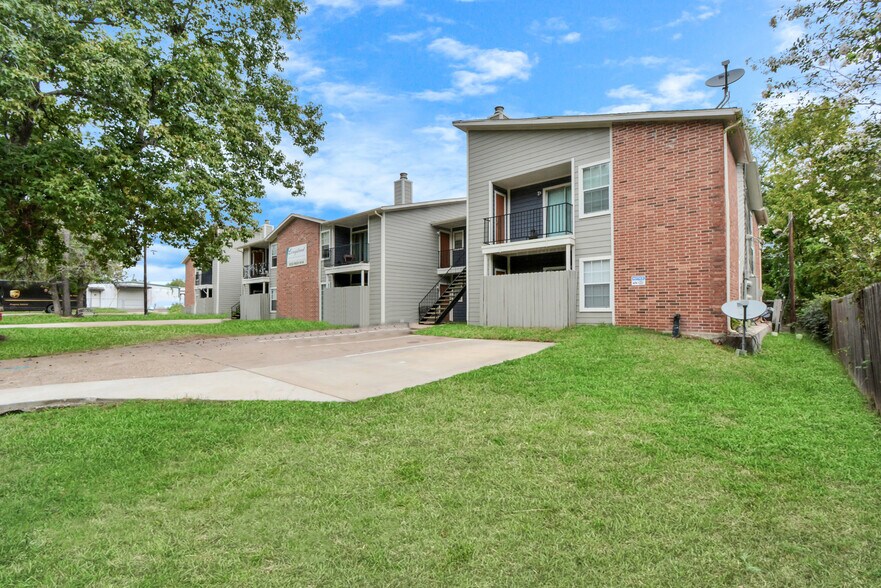 More Photos Of 214 Longstreet Rd, Willis Apartments For Sale