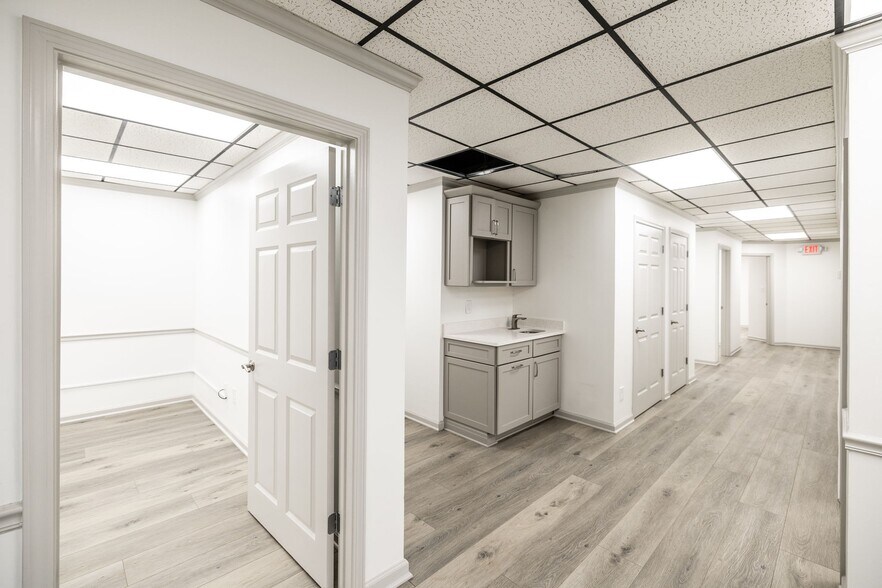 More Photos Of 363 W Main St, Hendersonville Light Distribution For Lease