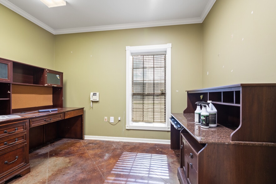 More Photos Of 106 Abigayles Row, Scott Warehouse For Sale