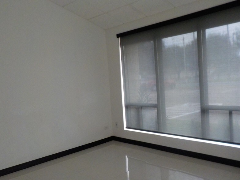 More Photos Of 3700 N 10th St, McAllen Office For Lease