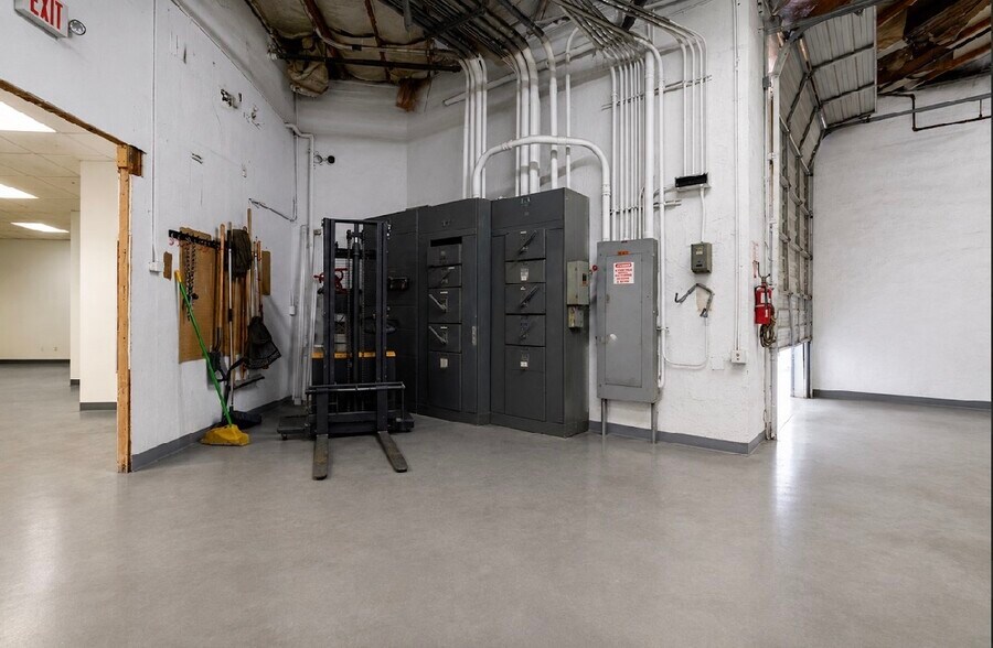 More Photos Of 1609 W 17th St, Tempe Manufacturing For Sale