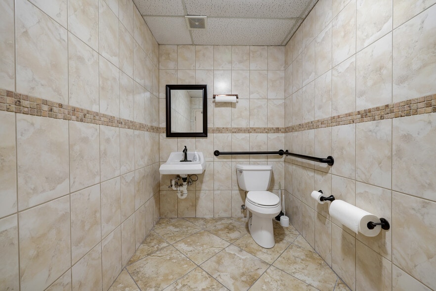 More Photos Of 13939 Westheimer Rd, Houston Flex For Sale