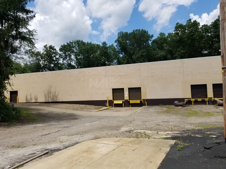 Primary Photo Of 1133-1135 W Portage Trail Ext, Cuyahoga Falls Warehouse For Lease
