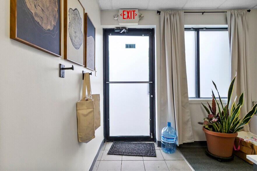 More Photos Of 1119-1123 Merriam Ln, Kansas City Office For Sale