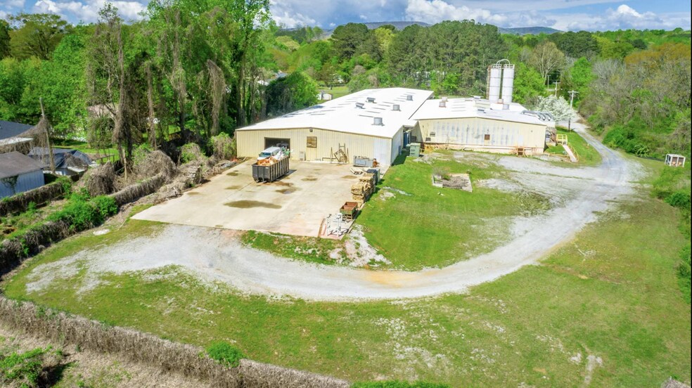 More Photos Of 1129 S Chattanooga St, LaFayette Warehouse For Sale