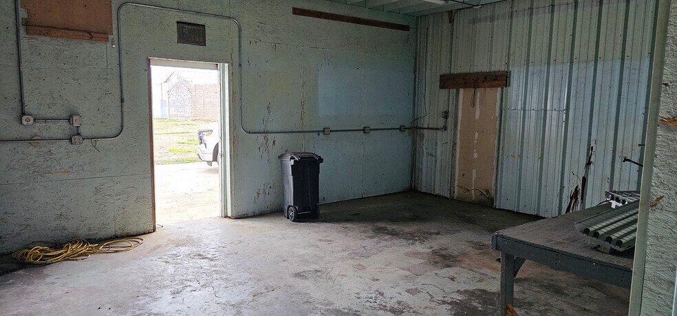 More Photos Of 200 Industrial Ave, Jefferson Warehouse For Lease