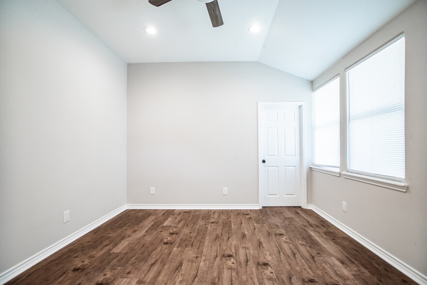 More Photos Of 101 W Water St, Victoria Apartments For Sale