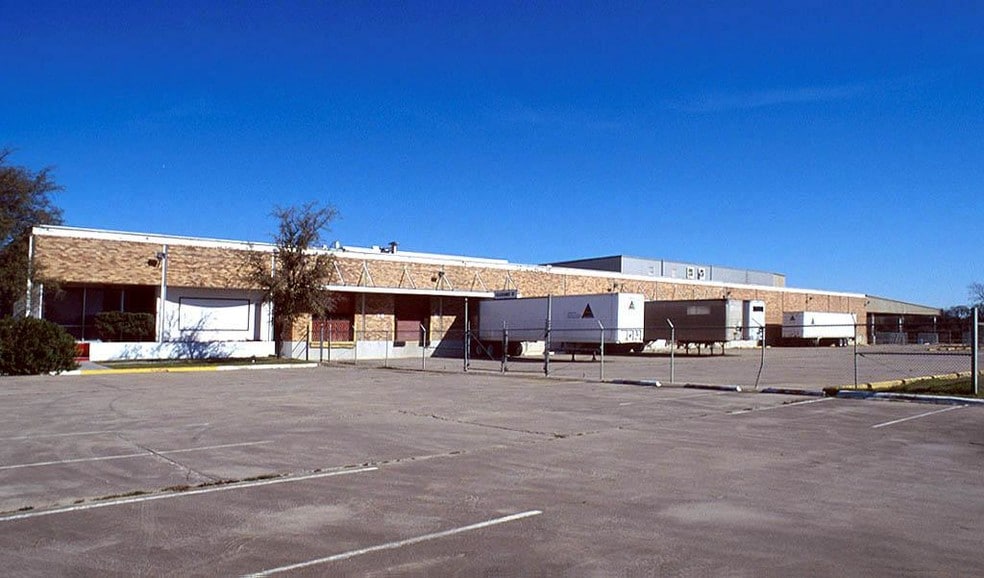 Primary Photo Of 8770 S Central Expy, Dallas Manufacturing For Lease