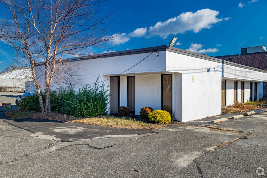 More Photos Of 225 Underhill Blvd, Syosset Warehouse For Lease