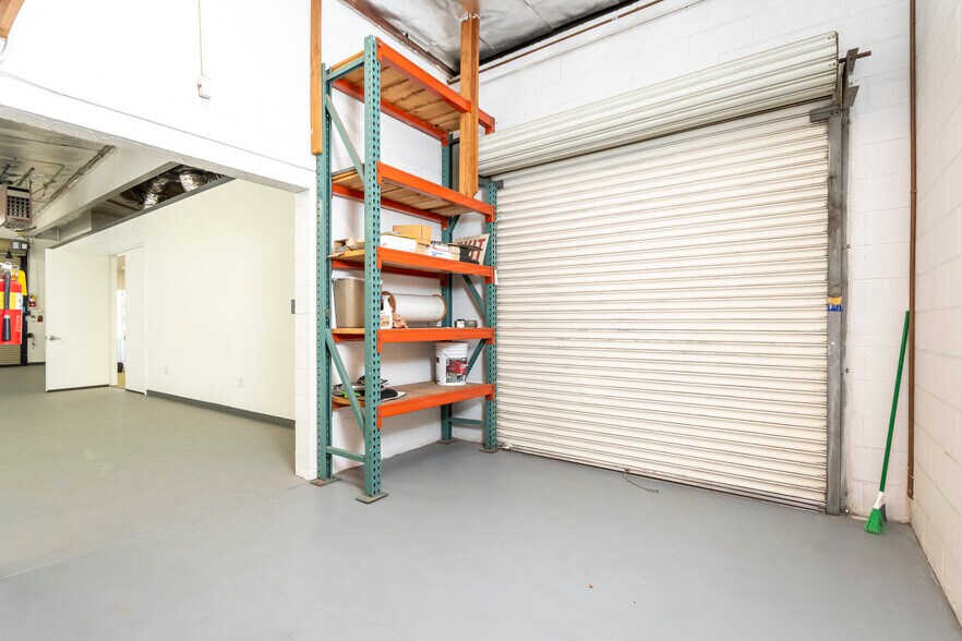 More Photos Of 3220 W Burbank Blvd, Burbank Warehouse For Lease