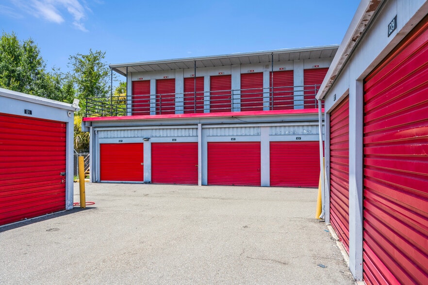 More Photos Of 5904 Johns Rd, Tampa Self Storage For Sale