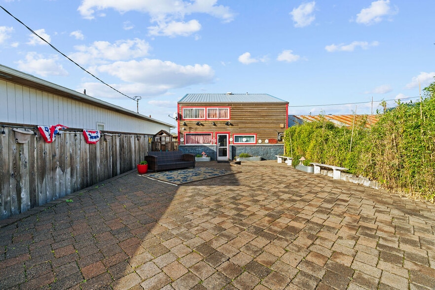 More Photos Of 6425 Pacific Ave, Cloverdale General Retail For Sale