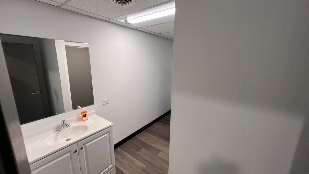 More Photos Of 4700 W 137th St, Crestwood Warehouse For Lease