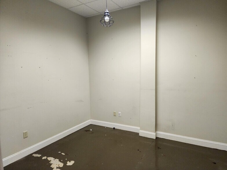 More Photos Of 301 S Collins St, Plant City General Retail For Sale