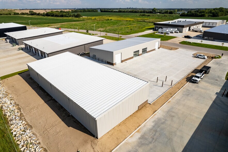 More Photos Of K-96 and Hoover, Wichita Flex For Lease