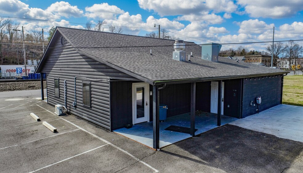 More Photos Of 386 E Main St, Newport Office For Lease