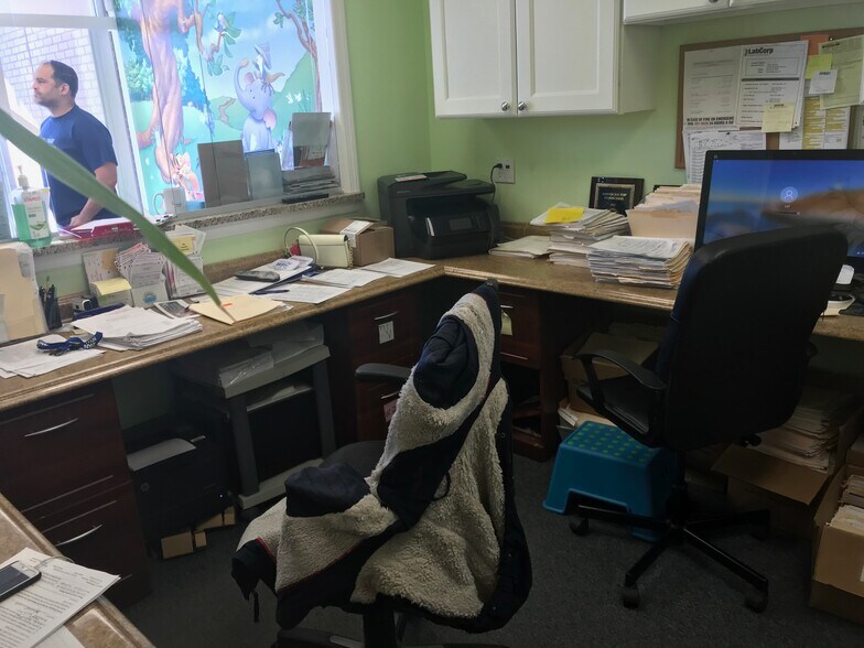 More Photos Of 535 S Broadway, Hicksville Office For Lease