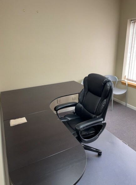 More Photos Of 28085 N Ashley Cir, Libertyville Medical For Sale