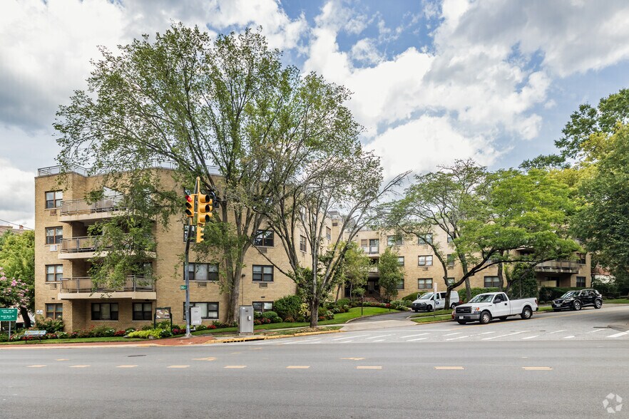 Primary Photo Of 1 Barstow Rd, Great Neck Apartments For Sale